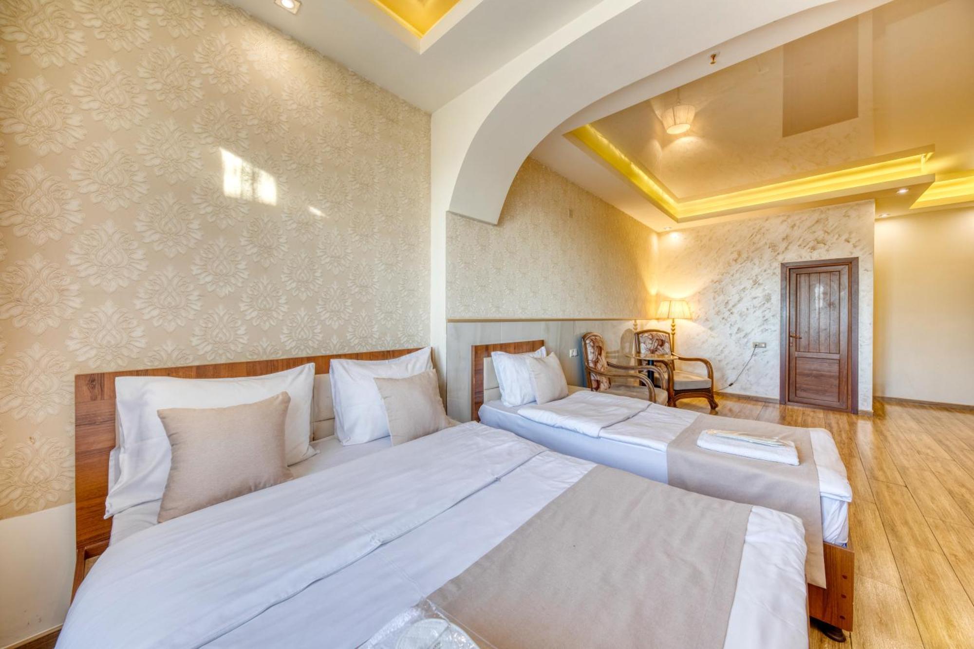 Aleppo Hotel Jereván Kültér fotó
